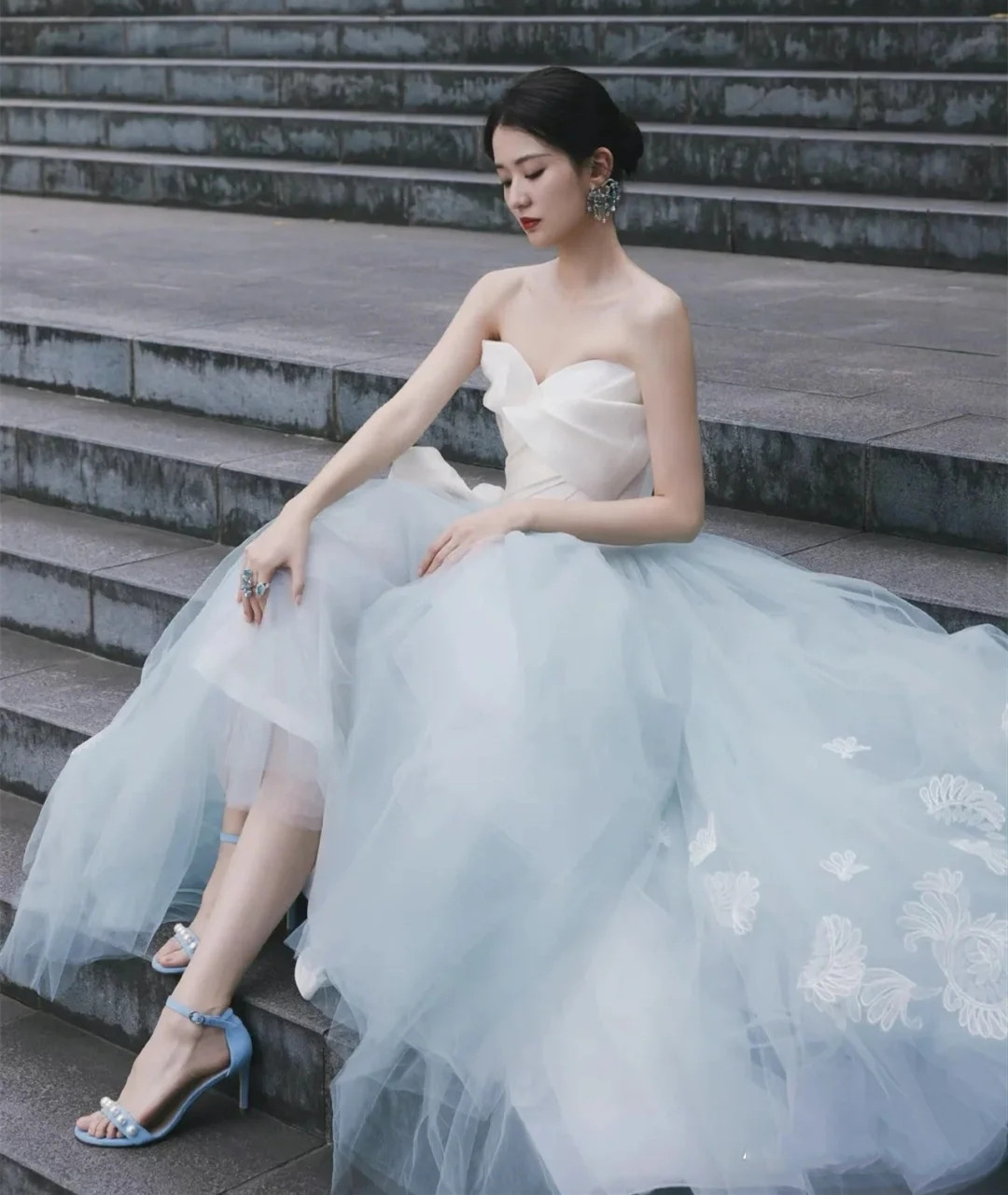 2023仿制乔欣时尚优雅名媛结婚摄影跟拍新娘写真薄纱抹胸结婚婚纱