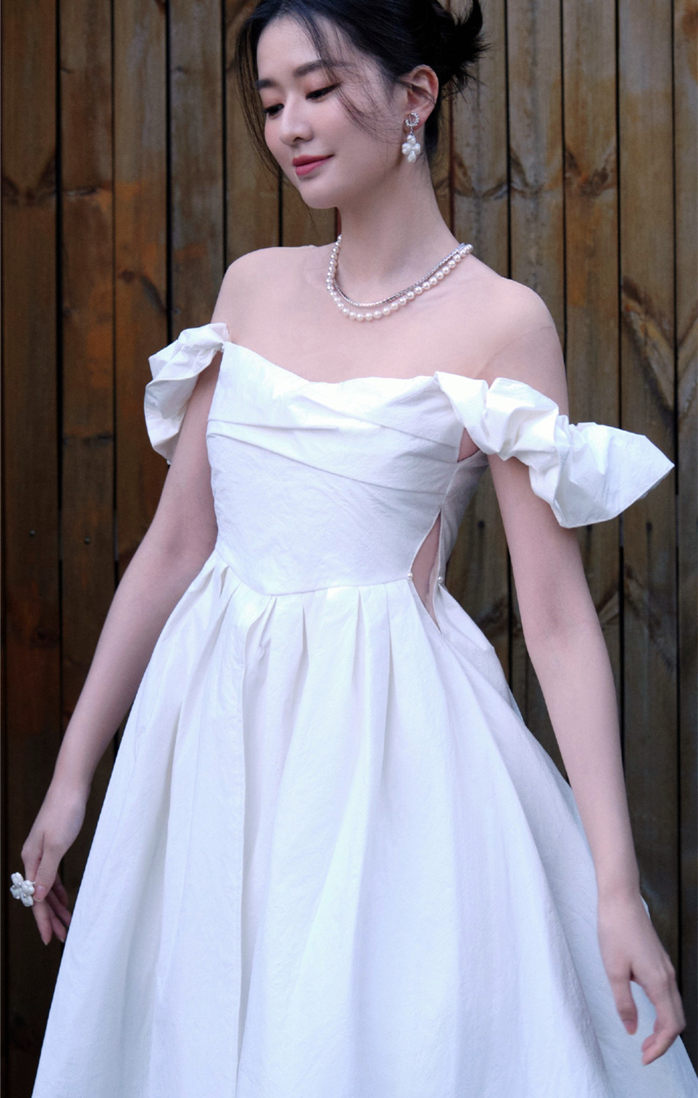 2023仿乔欣同款时尚公主年会成人礼摄影写真新娘白色一字肩新款
