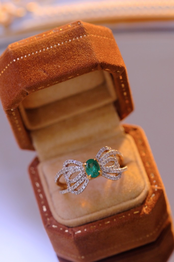 18k钻石祖母绿蝴蝶戒指 柔美与高贵完美结合 祖母绿32分钻石48分