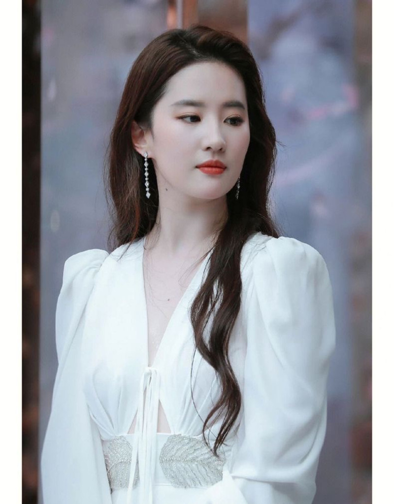 刘亦菲同款法式高级感初恋白色连衣裙长袖女小众轻奢V领度假长裙